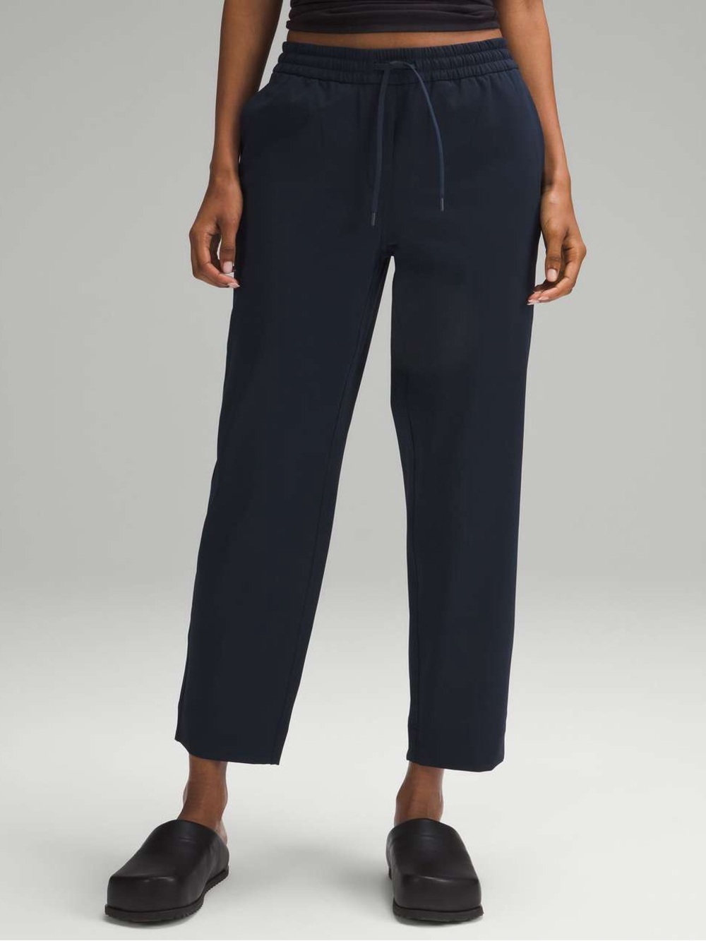 Lululemon Tapered-Leg Mid-Rise Pant 7/8 Length Luxtreme
True Navy size L 26.5”